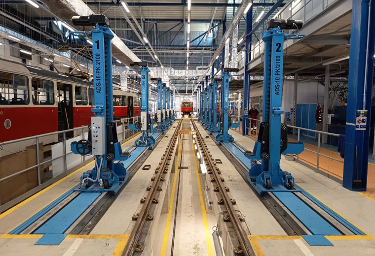 Patkové zvedáky Strkan ADS-10-PK 2100 podél monolitické betonové jámy