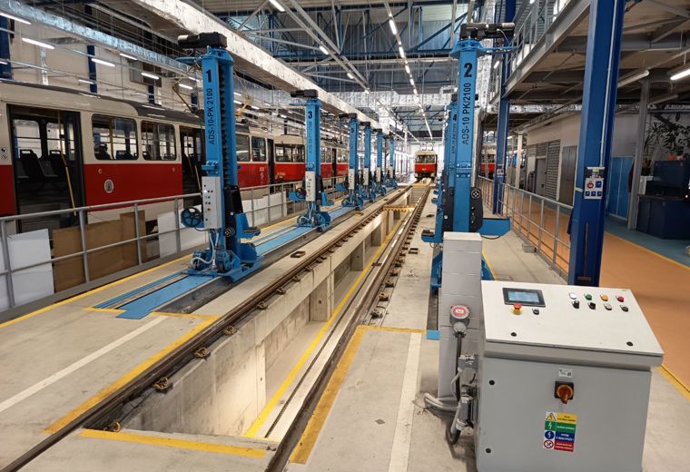 Patkové zvedáky Strkan ADS-10-PK 2100 podél monolitické betonové jámy